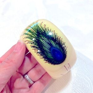 Vintage anthropologie peacock feather bone-look acrylic thick chunky bangle